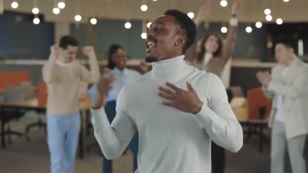 Homem dançando na festa corporativa no escritório com colegas — Vídeo de Stock