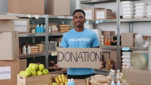 Bannière de dons de volontaires masculins à la banque alimentaire — Video