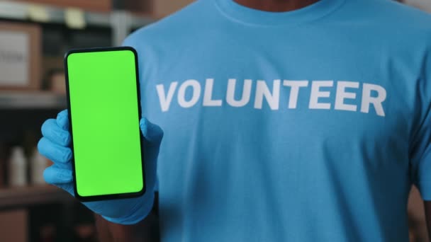 Close-up de voluntário segurando tela de chave chroma smartphone — Vídeo de Stock