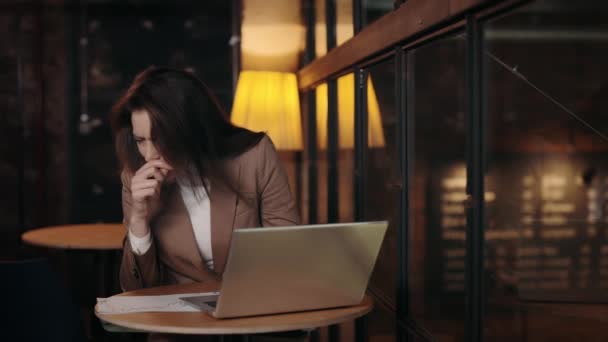 Zakelijke vrouw hoesten in cafe tijdens het werken op laptop — Stockvideo