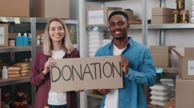 Bağış pankartlarını depoda tutan çeşitli gönüllülere mutluluklar dilerim.