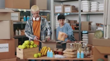 Sosyal görevliler depoda bağış kutuları hazırlıyorlar.