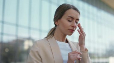 Ofis binasının dışında ağlayan üzgün genç bir kadın.