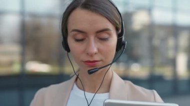 Kulaklıklı ve laptoplu bir merkez ajanı dışarıda bekliyor.