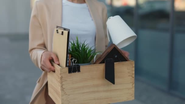 Närbild av avskedad kvinna med låda med personliga saker utomhus — Stockvideo