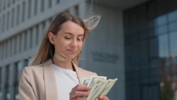 Heureuse travailleuse caucasienne comptant de l'argent sur la rue — Video