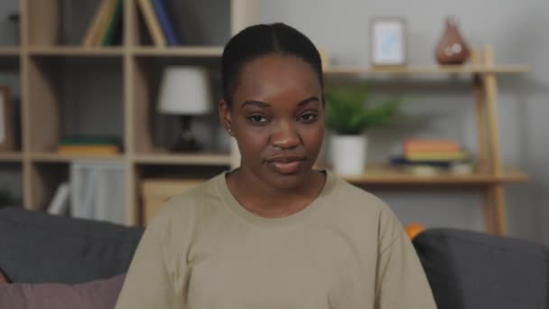 아파트에서 카메라를 스타일의 아프리카 미국인젊은 여성의 초상화 자세로 소파에 매력적 — 비디오