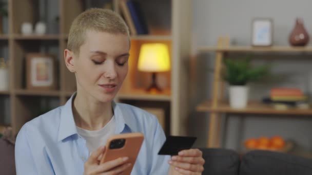 Чарівна Молода Жінка Короткою Блондинкою Використовуючи Кредитну Картку Сучасний Смартфон — стокове відео