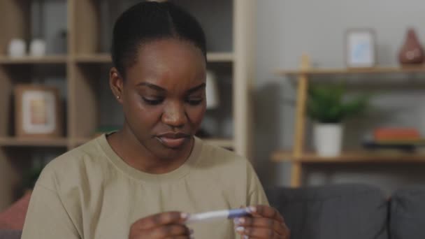 아프리카계 여성은 집에서 소파에 테스트 결과를 우울하고 슬프다고 느꼈습니다 예기치 — 비디오