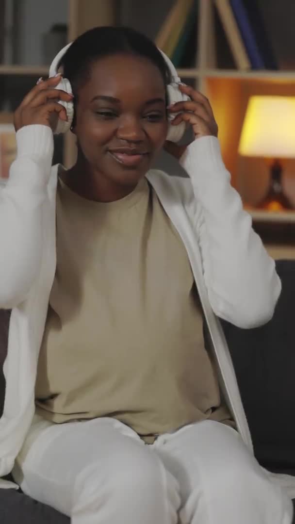 Hamile Afro Amerikan Kadının Kulaklıkla Müzik Dinleyip Koca Göbeğine Koyduğu — Stok video