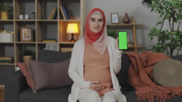 Femme Musulmane Enceinte Tenant Smartphone Avec Écran Chromatique Toucher Ventre — Video