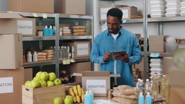 Homme Afro Américain Tenue Décontractée Debout Entrepôt Avec Provision Dons — Video