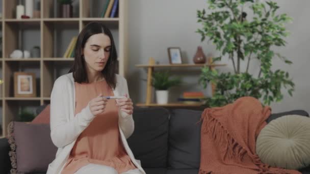 Zmieszana Młoda Kobieta Patrząc Nieplanowany Wynik Testu Dwóch Linii Siedząc — Wideo stockowe