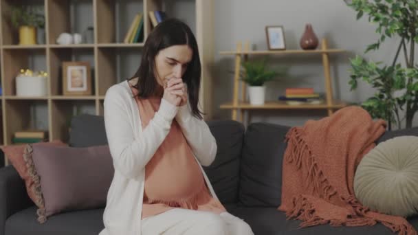 ソファーに座りながらストレスと不安を感じる白人妊婦 子供の誕生を考えている若い期待の母親 — ストック動画