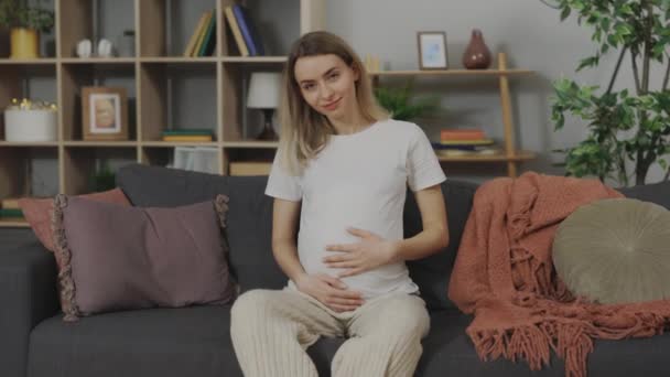Portret Vrij Zwangere Vrouw Casual Slijtage Streelde Haar Grote Buik — Stockvideo