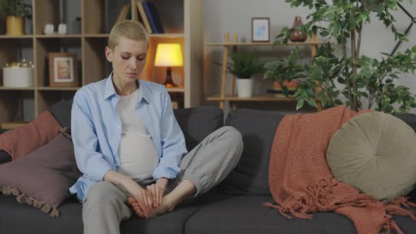 Mujer Embarazada Relajada Masajeando Pie Cansado Mientras Está Sentada Sofá — Vídeos de Stock