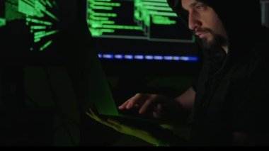 Hükümetin veri sunucularını kıran Kafkasyalı dahi bir programcı içerideki kablosuz laptopta yeşil kod yazıyor. Kapüşonlu kapüşonlu bilgisayar korsanı büyük veri sızıntısı saldırısı düzenliyor..