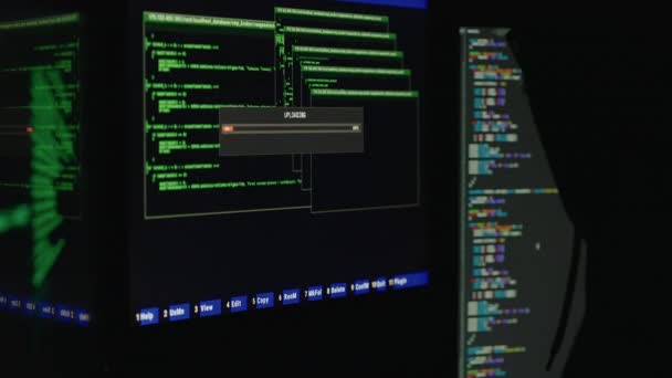Σιλουέτα Του Επαγγελματία Χάκερ Κουκούλα Χρησιμοποιώντας Υπολογιστή Δυαδικούς Κωδικούς Ενώ — Αρχείο Βίντεο