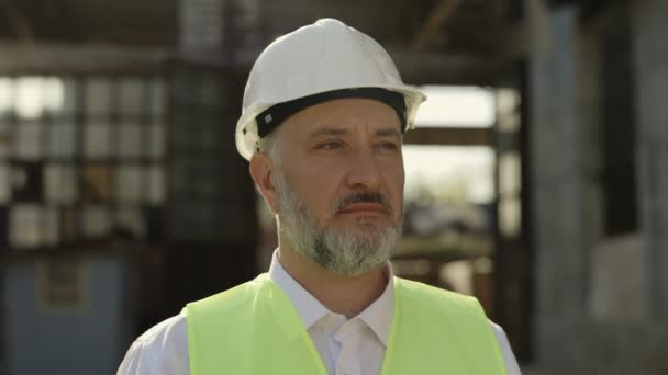 Portrait Caucasian Male Builder Reflective Jacket Looking Camera Calm Face — Stock Video