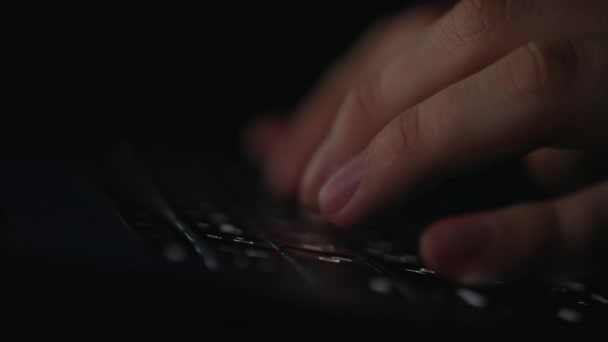 Primo Piano Hacker Maschile Caucasico Digitando Tastiera Computer Portatile Moderno — Video Stock