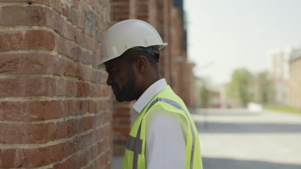 Seitenansicht Eines Erschöpften Afrikanisch Amerikanischen Bauunternehmers Der Mit Dem Kopf — Stockvideo