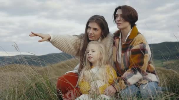 Twee Blanke Lesbiennes Zitten Met Een Dochtertje Natuur Verte Kletsen — Stockvideo