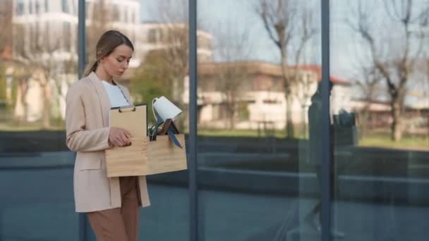 Merkezinde Yaşarken Ofis Eşyalarıyla Dolu Kutu Taşıyan Umutsuz Bir Kadın — Stok video