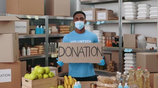 Portret Ochotnika Masce Rękawiczkach Kartonowym Transparentem Podziękowaniami Darowizną Koncepcja Pandemii — Wideo stockowe