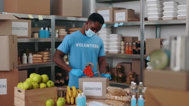 Volontaire Afro Américain Dans Masque Facial Des Gants Classant Des — Video