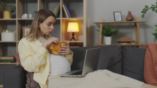 Hermosa Madre Embarazada Viendo Serie Ordenador Portátil Comer Sabrosos Bocadillos — Vídeo de stock