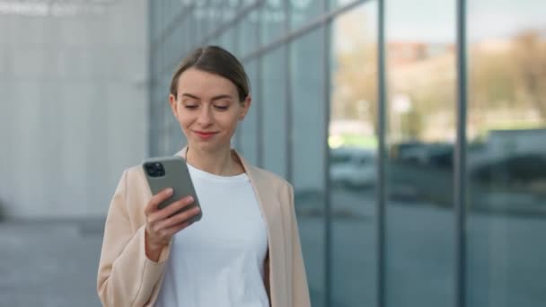 Attraktive Junge Frau Mit Gebundenen Haaren Nutzt Modernes Smartphone Zur — Stockvideo