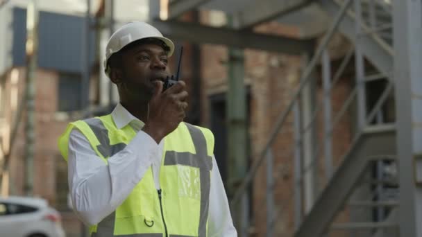 Африканский Американский Контроллер Мужчина Защитной Каске Использующий Рацию Регулирующих Работ — стоковое видео
