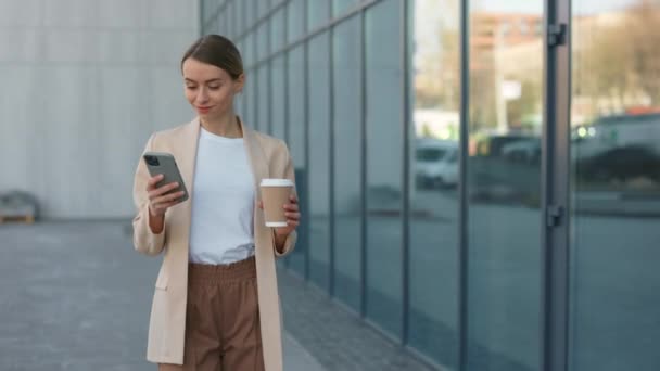 Charmig Blond Kvinna Formella Kläder Med Modern Smartphone När Går — Stockvideo