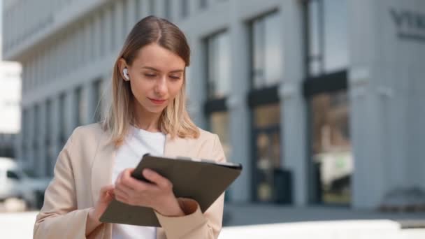 Empresaria Profesional Revisando Buzón Trabajo Tableta Digital Aire Libre Mujer — Vídeos de Stock