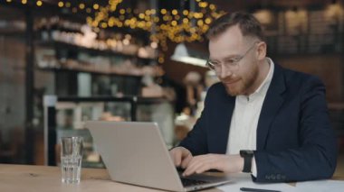 Resmi olarak mutlu bir erkek çalışan zafer için yumruk kaldırır, iyi haberi kutlar ve inanılmaz bir anlaşma yapar. İş adamı kafede oturup dizüstü bilgisayar ekranına bakarken seviniyor. Kazandın ve şanslısın.