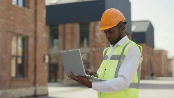 Serious Male Foreman Reflective Vest White Helmet Using Portable Laptop — Stock Video