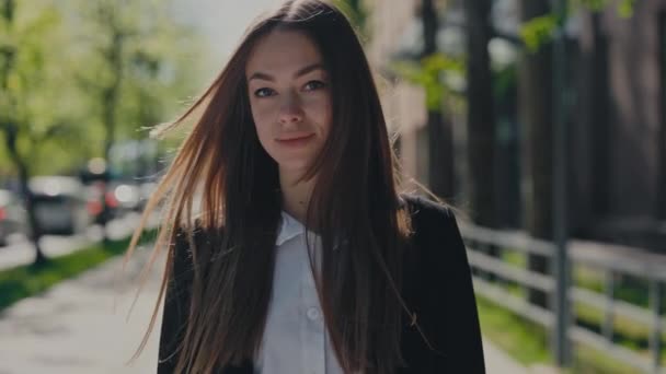 Портрет Молодої Впевненої Жінки Позитивним Виразом Обличчя Позує Відкритому Повітрі — стокове відео