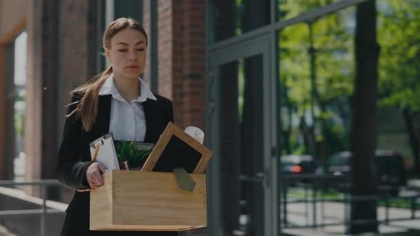 Eine Depressive Arbeiterin Business Anzug Trägt Einen Karton Mit Persönlichen — Stockvideo
