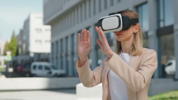 Serieuze Zakenvrouw Testen Van Virtuele Realiteit Terwijl Alleen Staan Straat — Stockvideo