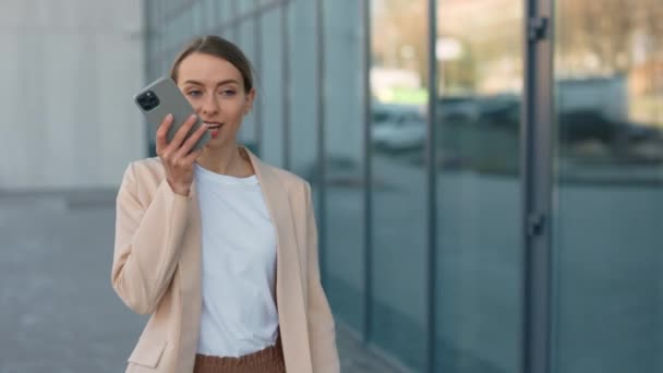 Glückliche Attraktive Frau Mit Smartphone Der Hand Die Eine Sprachnachricht — Stockvideo
