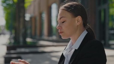 En sevdiği işten kovulduktan sonra iş merkezinin yakınında oturan, resmi giyinmiş, umutsuz, beyaz bir kadın. Şehir merkezinde hayal kırıklığı yaşayan depresif bir kadın..