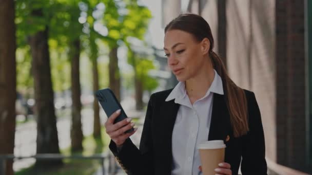 Nette Geschäftsfrau Die Mit Modernem Smartphone Der Hand Der Nähe — Stockvideo