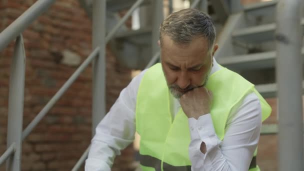 Unzufriedene Erwachsene Kaukasische Ingenieure Sitzen Auf Bautreppen Auf Der Baustelle — Stockvideo