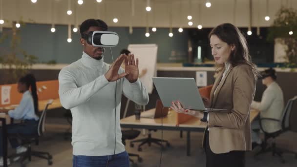Hombre Negocios Afroamericano Probando Simulador Realidad Virtual Auriculares Gestos Aire — Vídeos de Stock