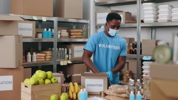 Afro Américain Masqué Des Gants Caoutchouc Emballant Des Boîtes Fonds — Video