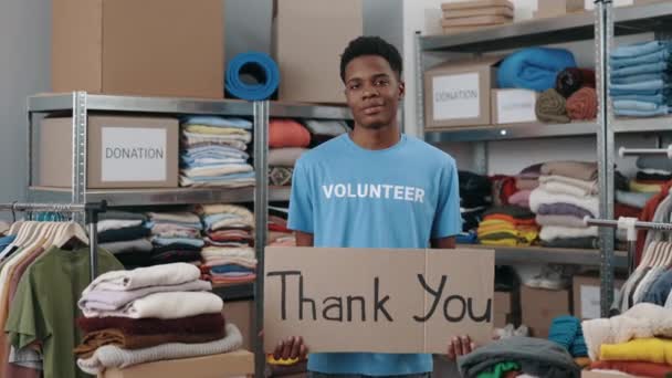 Προβολή Πορτραίτου Του Πολυφυλετικού Εθελοντή Που Κρατά Πανό Ευχαριστήρια Φράση — Αρχείο Βίντεο