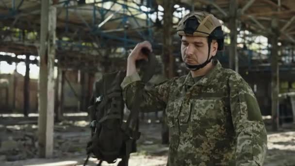 Starker Patriotischer Held Militäruniform Und Helm Der Allein Mit Rucksack — Stockvideo