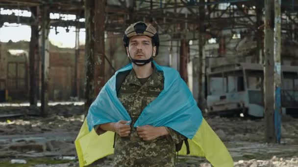 Vista Frontal Soldado Intrépido Uniforme Militar Casco Cubrió Hombro Con — Vídeos de Stock