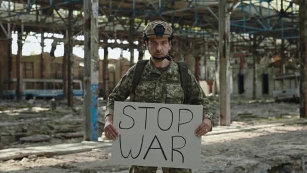 Portré Profi Teljesen Felszerelt Katonáról Aki Megállítja Háborús Hirdetőtáblát Kezében — Stock videók