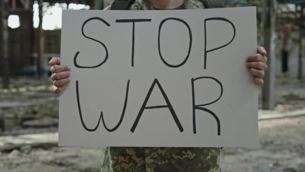 Primo Piano Dello Striscione Cartone Con Iscrizione Stop War Soldato — Video Stock